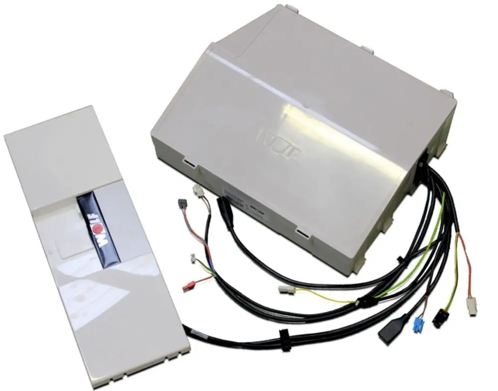 Zwei elektronische Steuergeräte von Wolf, eines mit Kabeln verbunden und das andere in einem Gehäuse, zur Regelung von Systemen.